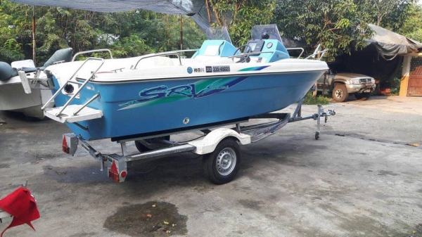 ขายเรือSRV17ฟุต เก่านอกสวยๆมีห้องปลาเป็นห้องน้ำแข็ง ถังน้ำมันใหม่ ที่ห้อยเครื่องสำรองเทเลอร์นอกชุปกาวาไนท์มีเบรคและกันกระแทกไม่มีเครื่อง สีเดิมๆครับ ขาย156000บาท