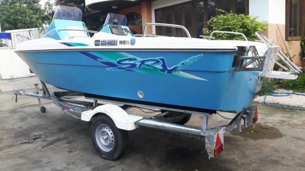 ขายเรือSRV17ฟุต เก่านอกสวยๆมีห้องปลาเป็นห้องน้ำแข็ง ถังน้ำมันใหม่ ที่ห้อยเครื่องสำรองเทเลอร์นอกชุปกาวาไนท์มีเบรคและกันกระแทกไม่มีเครื่อง สีเดิมๆครับ ขาย156000บาท