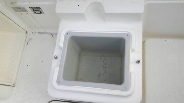 ขายเรือSRV17ฟุต เก่านอกสวยๆมีห้องปลาเป็นห้องน้ำแข็ง ถังน้ำมันใหม่ ที่ห้อยเครื่องสำรองเทเลอร์นอกชุปกาวาไนท์มีเบรคและกันกระแทกไม่มีเครื่อง สีเดิมๆครับ ขาย156000บาท