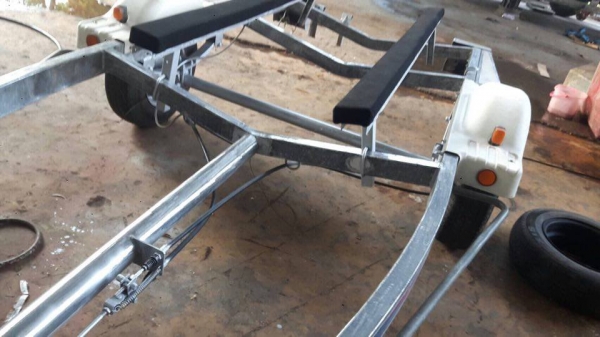 ขายเทเลอร์นอกใส่เรือ17ถึง20ฟุต มีเบรคและกันกระแทกครับ ขาย36000บาท