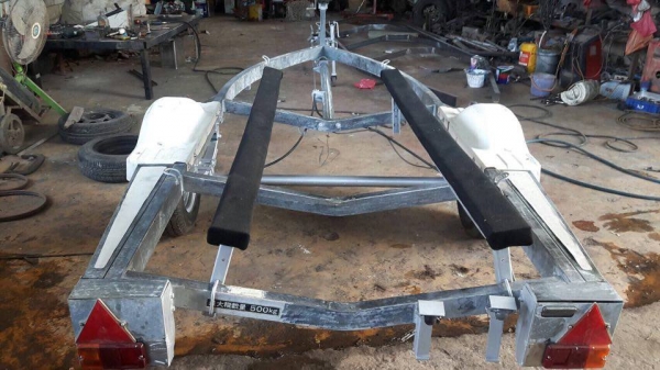 ขายเทเลอร์นอกใส่เรือ17ถึง20ฟุต มีเบรคและกันกระแทกครับ ขาย36000บาท