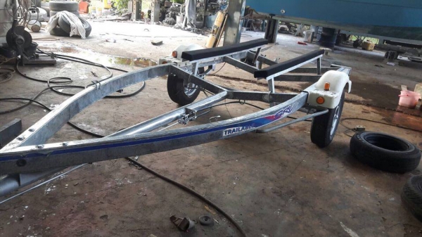 ขายเทเลอร์นอกใส่เรือ17ถึง20ฟุต มีเบรคและกันกระแทกครับ ขาย36000บาท
