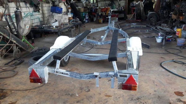 ขายเทเลอร์นอกใส่เรือ17ถึง20ฟุต มีเบรคและกันกระแทกครับ ขาย36000บาท