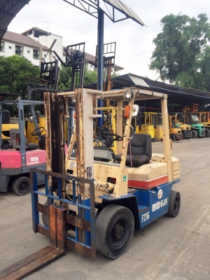 TOYOTA 5FD20 เครื่องดีเซล ดกียร์ธรรมดา เสาสูง3เมตร สนใจติดต่อ 083-062-0223(ปอน)