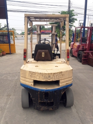 TOYOTA 5FD20 เครื่องดีเซล ดกียร์ธรรมดา เสาสูง3เมตร สนใจติดต่อ 083-062-0223(ปอน)