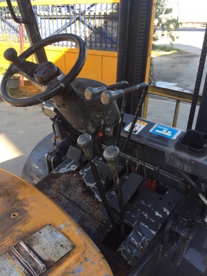 TCM FD20Z5 เครื่องดีเซล เกียร์ธรรมดา เสาสูง4เมตร สนใจติดต่อ083-062-0223(ปอน)