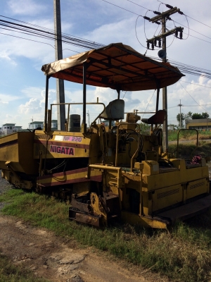 รถปูยาง NIGATA NF220 ปูใด้5เมตร พร้อมใช้งาน รถปูยาง NIGATA NF220 ปูใด้5เมตร พร้อมใช้งาน