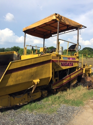 รถปูยาง NIGATA NF220 ปูใด้5เมตร พร้อมใช้งาน รถปูยาง NIGATA NF220 ปูใด้5เมตร พร้อมใช้งาน