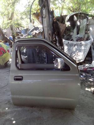 ประตูบานพับไฟฟ้าซ้าย-ขวา พร้อมกระจกมองข้าง นิสสันฟอนเทียสวยๆพร้อมใช้งาน