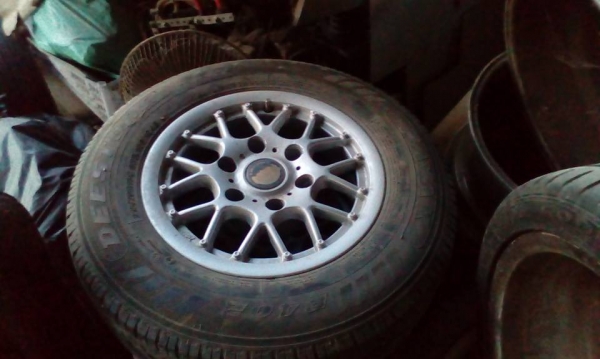 ขายล้อหกรู ขอบ 15 กว้าง 7 ครึีง  พร้อมยาง สภาพพอใช้คับ ขาย 4900