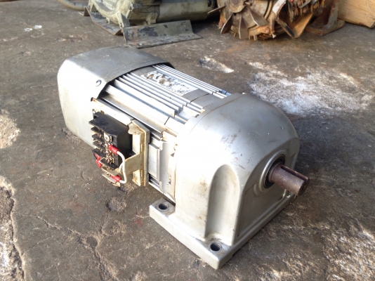 ขายมอเตอร์เกียร์ Mitsubishi 0.5HP. 380V made in japan อัตราทด 1:15 มีระบบเบรคในตัว สภาพสวยเดิมๆหมุนนิ่ม พร้อมใช้งาน (ฝาครอบหลักไฟแตก ไม่มีผลกับการใช้งานครับ)
