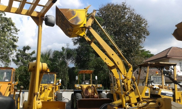 ต้องการขายรถตักล้อยางยี่ห้อ KOMATSU-SD25-3รถนอกนำเข้าจากญี่ปุ่น