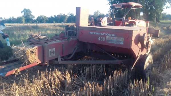 รถอัดฟาง   INTERNATIONAL  430  พร้อมใช้งาน ราคา เบาฯฯ  165000  บาท    วันทูคอล 0986683479 dtac 0991751349 สิทธิ์ คับ