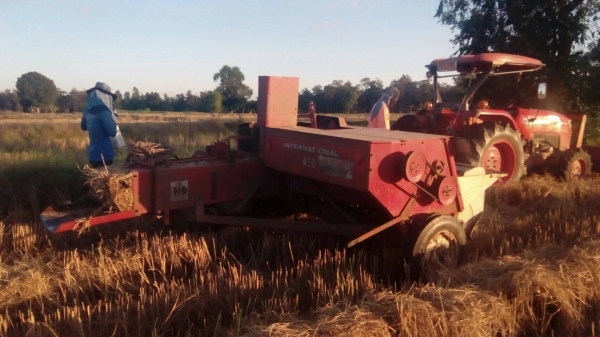 รถอัดฟาง   INTERNATIONAL  430  พร้อมใช้งาน ราคา เบาฯฯ  165000  บาท    วันทูคอล 0986683479 dtac 0991751349 สิทธิ์ คับ