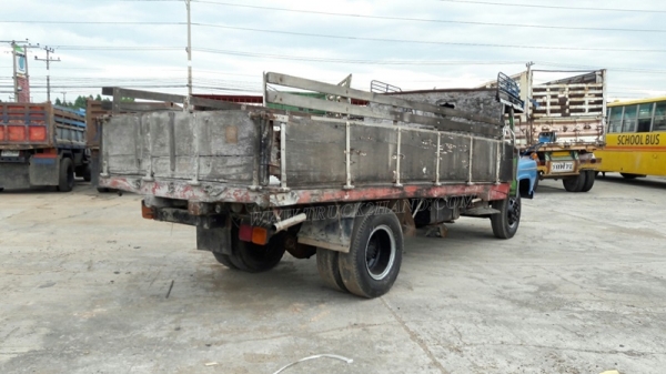 รถหัวยาวยี่ห้ออีซูซุ  พวงมาลัยเพาเวอร์   ขนาด 165 แรงม้า