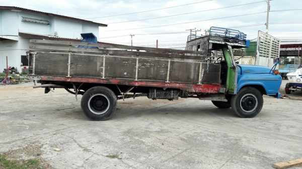 รถหัวยาวยี่ห้ออีซูซุ  พวงมาลัยเพาเวอร์   ขนาด 165 แรงม้า