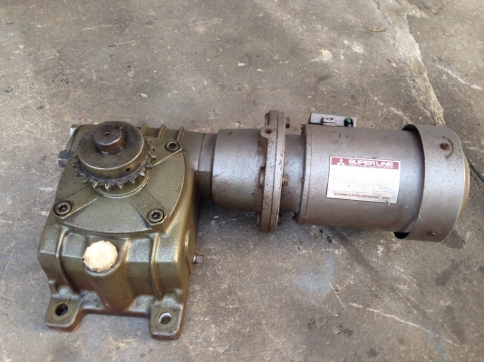 ขายหัวเกียร์ทดรอบ Makishiko แบบเพลาตั้ง พร้อมมอเตอร์ Mitsubishi 0.5HP. 380V made in Japan อัตราทด 1:60 เพลาออกประมาณ 24รอบต่อนาที สภาพสวยมากเดิมๆ วิ่งนิ่ม พร้อมใช้งาน