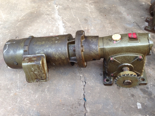 ขายหัวเกียร์ทดรอบ Makishiko พร้อมมอเตอร์ Mitsubish 0.5HP. 380V มีระบบเบรคในตัว made in Japan อัตราทด 1:60 เพลาออกประมาณ 24รอบต่อนาที สภาพสวยมากเดิมๆ วิ่งนิ่ม พร้อมใช้งาน