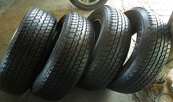 ยาง17กระบะสูง บริดสโตน245-65-R17ลงพื้นปี13 ดอกหนา1เซ็น ไม่มีปะ