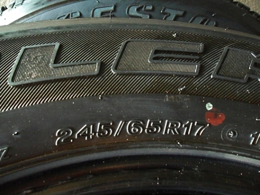 ยาง17กระบะสูง บริดสโตน245-65-R17ลงพื้นปี13 ดอกหนา1เซ็น ไม่มีปะ