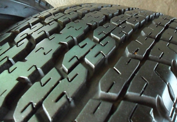 ยาง17กระบะสูง บริดสโตน245-65-R17ลงพื้นปี13 ดอกหนา1เซ็น ไม่มีปะ