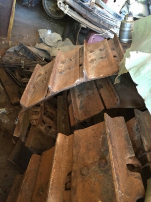 ขายโซ่พร้อมแผ่นรถแทรกเตอร์ D-5 แผ่นตีนไก่สภาพสวยมาก ข้อโซ่หนา  บู้ชกลม แผ่นยาว 50 ซม ขายไม่แพงครับ