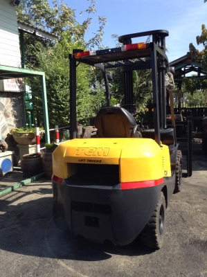 +++ ขายโฟล์คลิฟท์  T.C.M. FD30  ขนาด  3  ตัน  เครื่องยนต์ดีเซล  เสา  4  เมตร  เกียร์ออโตเมติค  ยางตันครับ