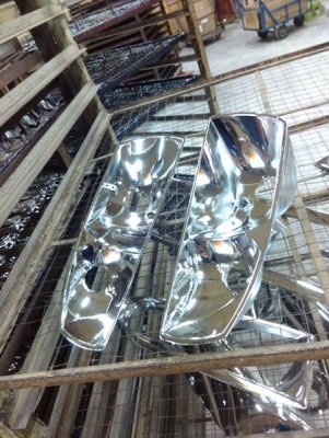 รับจ้างชุบโครเมี่ยมงานยานยนต์ (Auto Parts) หรือชิ้นงานอื่นๆ เช่น พลาสติก พวกเรซิ่น , เซรามิค ,โลหะ(บางประเภท)  กำหนดระยะเวลา ประมาณ 7 วัน  ซึ่งลักษณะงานนี้เป็นงานชุบระบบสูญญากาศชุบงานตามผิวเดิม หรือชุบงานที่ฉีดขึ้นรูปใหม่สำหรับงานพลาสติค ตามลักษณะผิวเดิมท