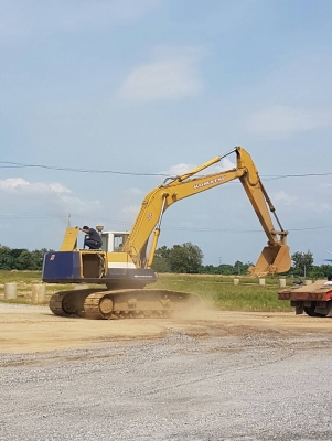 ขออนุญาติขาย PC200-5 มีสามคันให้เลือก ราคา 500000  -  550000 -  600000   สนใจติดต่อ0853224877-0988930465