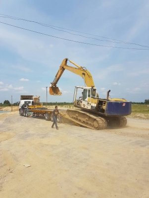 ขออนุญาติขาย PC200-5 มีสามคันให้เลือก ราคา 500000  -  550000 -  600000   สนใจติดต่อ0853224877-0988930465