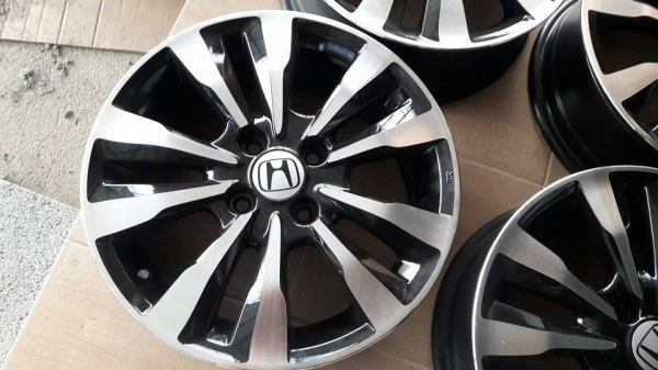 ขายล้อแม็ก honda city 15"x5.5" สีดำหน้าเงา สนใจติดต่อ ก.เจริญการยางครับ 081-3747940
