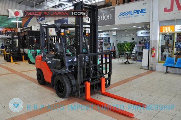 ขายรถโฟล์คลิฟท์มือสอง TOYOTA รุ่น 8FDJ30-14229 นำเข้าจากประเทศญี่ปุ่น 100\% ไม่เคยใช้งานในไทย