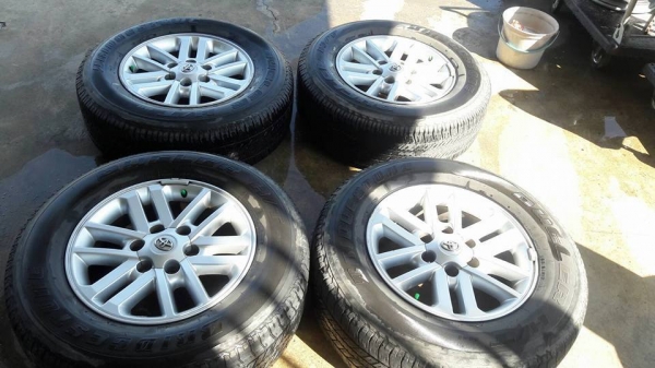 ขายล้อแม็ก vigo 17"&times;7.5" et30 ยางปี11 สนใจติดต่อ ตาเล็ก ล้อและยางครับ 081-3747940