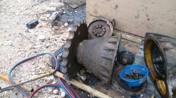 ขายชิ้นส่วนอะไหล่รถแทรกเตอร์  CAT-D-3 ตัดขายเป็นอะไหล่ ขายไม่แพงครับ