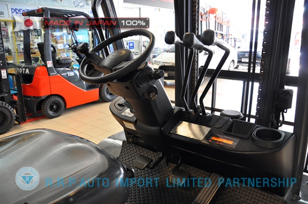 ขายรถโฟล์คลิฟท์มือสอง TOYOTA รุ่น 8FD30-31911 นำเข้าจากประเทศญี่ปุ่น 100\% ไม่เคยใช้งานในไทย