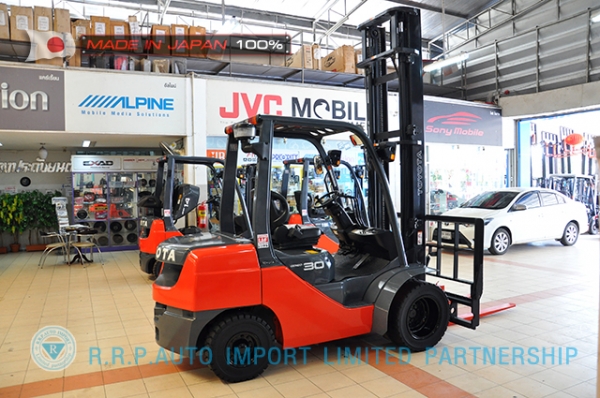 ขายรถโฟล์คลิฟท์มือสอง TOYOTA รุ่น 8FD30-31911 นำเข้าจากประเทศญี่ปุ่น 100\% ไม่เคยใช้งานในไทย