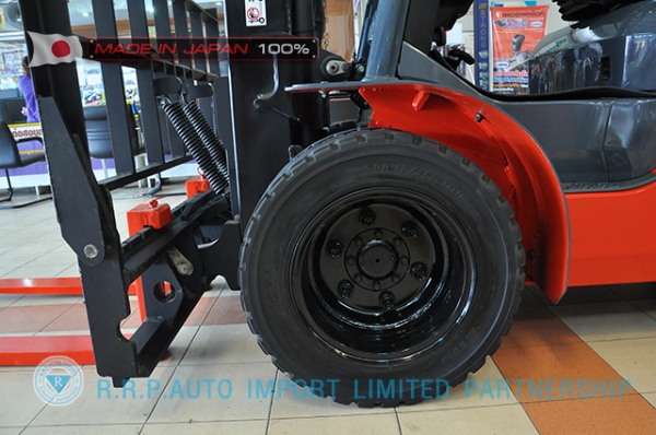 ขายรถโฟล์คลิฟท์มือสอง TOYOTA รุ่น 8FD30-31911 นำเข้าจากประเทศญี่ปุ่น 100\% ไม่เคยใช้งานในไทย