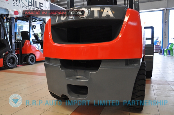 ขายรถโฟล์คลิฟท์มือสอง TOYOTA รุ่น 8FD30-31911 นำเข้าจากประเทศญี่ปุ่น 100\% ไม่เคยใช้งานในไทย