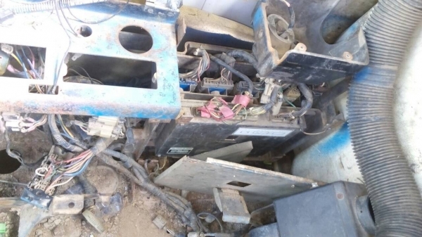 ตัดรถแมคโค PC-200-5 ขายเป็นอะไหล่ ไฟฟ้าครบ บูมอาร์มสวย ใครต้องการชิ้นไหนโทรมาครับ