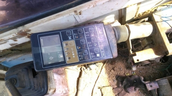 ตัดรถแมคโค PC-200-5 ขายเป็นอะไหล่ ไฟฟ้าครบ บูมอาร์มสวย ใครต้องการชิ้นไหนโทรมาครับ