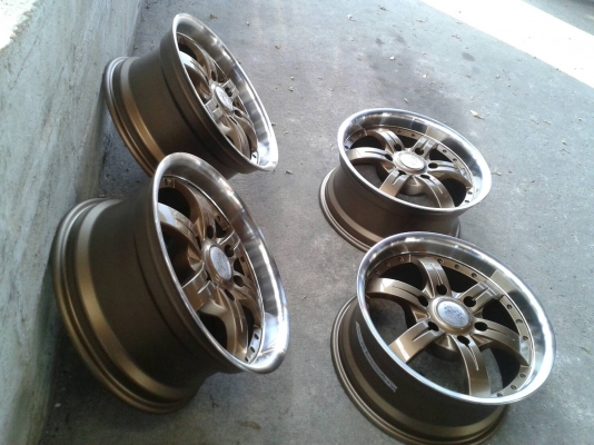 ขอบ17นิ้ว6รู พร้อมยาง ชุดนี้ ราคา 7700 บาท