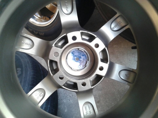 ขอบ17นิ้ว6รู พร้อมยาง ชุดนี้ ราคา 7700 บาท