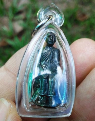 หลวงปู่เทพโลกอุดร เนื้อนวะโลหะ พระหิ้ง ตอกโค๊ดใต้ฐานล่าง เลี่ยมกรอบกันน้ำพร้อมใช้