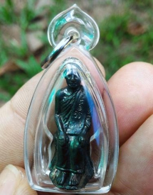 หลวงปู่เทพโลกอุดร เนื้อนวะโลหะ พระหิ้ง ตอกโค๊ดใต้ฐานล่าง เลี่ยมกรอบกันน้ำพร้อมใช้