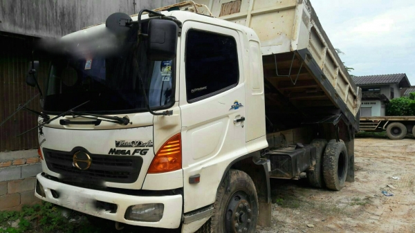 รถฮีโน่ 6 ล้อ FG1J 220 แรงม้า. ปี 48. สนใจติดต่อ 81 - 6079515