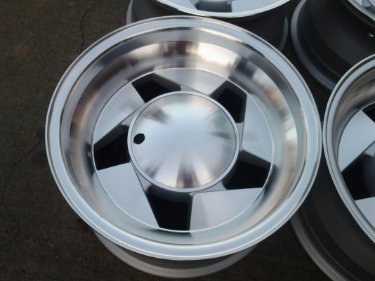 ขอบ 15x8 ออฟ ลึก 3 นิ้ว 6รู139.6 ทำสี หน้าเงาแล้ว ขาย 7500 บาท