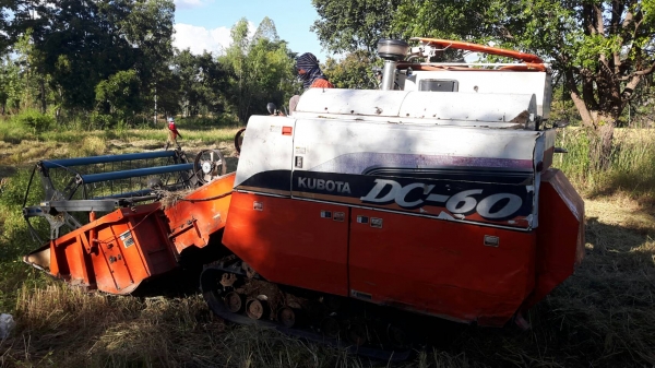 ขายรถเกี่ยวข้าว kubota ปี 53 ปากเลสคอเลส