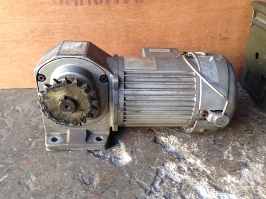 ขายมอเตอร์เกียร์ GTR made in Japan ขนาด 1/4HP. 380V มีเบรคในตัว อัตราทด 1:30 เพลาออกประมาณ 48รอบต่อนาที สภาพสวยเดิมๆ พร้อมใช้งาน