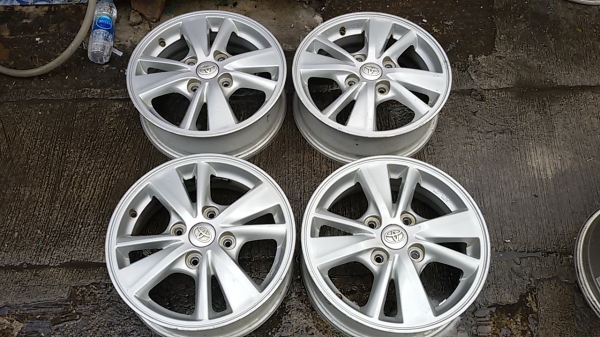 แม็ก Toyota Avanza ขอบ 15-4-114.3  สภาพเดิมๆไม่คดไม่ดุ้ง มีรอยบ้างเล็กน้อย  ราคา 3,500 บาท