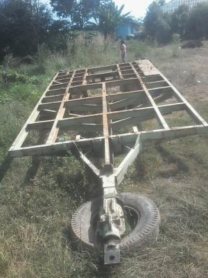 สาลี่ลากรถหกล้อ